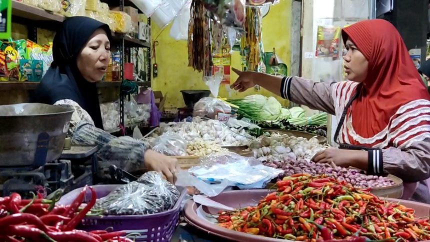 Harga Cabai dan Bawang Putih di Pasar Sidoharjo Lamongan Merangkak Naik