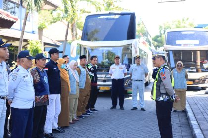 elar Ramp Check Bus di Terminal Bunder, Polres Gresik Temukan 3 Bus Kurang Layak