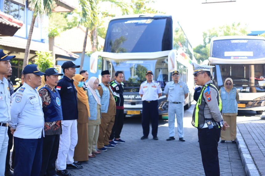 elar Ramp Check Bus di Terminal Bunder, Polres Gresik Temukan 3 Bus Kurang Layak