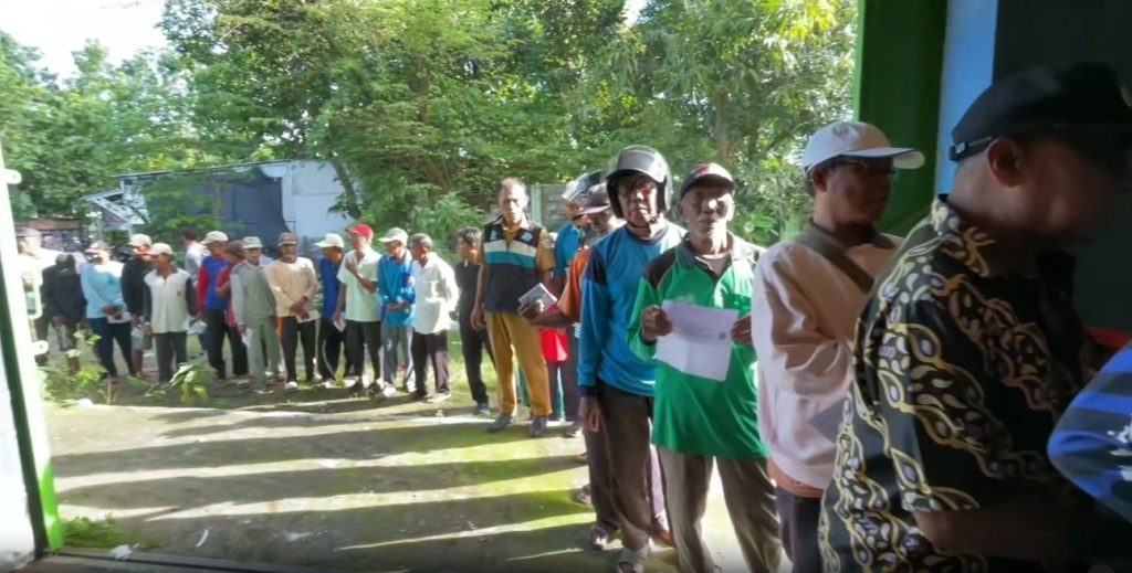 Ratusan Tukang Becak, Beramai Ramai Antri Mengambil Bantuan Becak Listrik dari Presiden Prabowo.