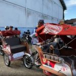 Ratusan Tukang Becak, Beramai Ramai Antri Mengambil Bantuan Becak Listrik dari Presiden Prabowo.