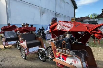Ratusan Tukang Becak, Beramai Ramai Antri Mengambil Bantuan Becak Listrik dari Presiden Prabowo.