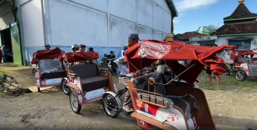 Ratusan Tukang Becak, Beramai Ramai Antri Mengambil Bantuan Becak Listrik dari Presiden Prabowo.