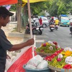 Tradisi Nyekar, Pedagang Bunga Tabur Raih Berkah Ramadan