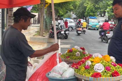 Tradisi Nyekar, Pedagang Bunga Tabur Raih Berkah Ramadan