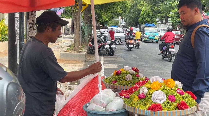 Tradisi Nyekar, Pedagang Bunga Tabur Raih Berkah Ramadan