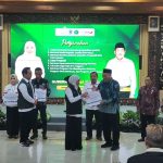 Jelang Ramadan, Gubernur Khofifah Serahkan Bansos PKH Plus di Sidoarjo Rp3 Miliar