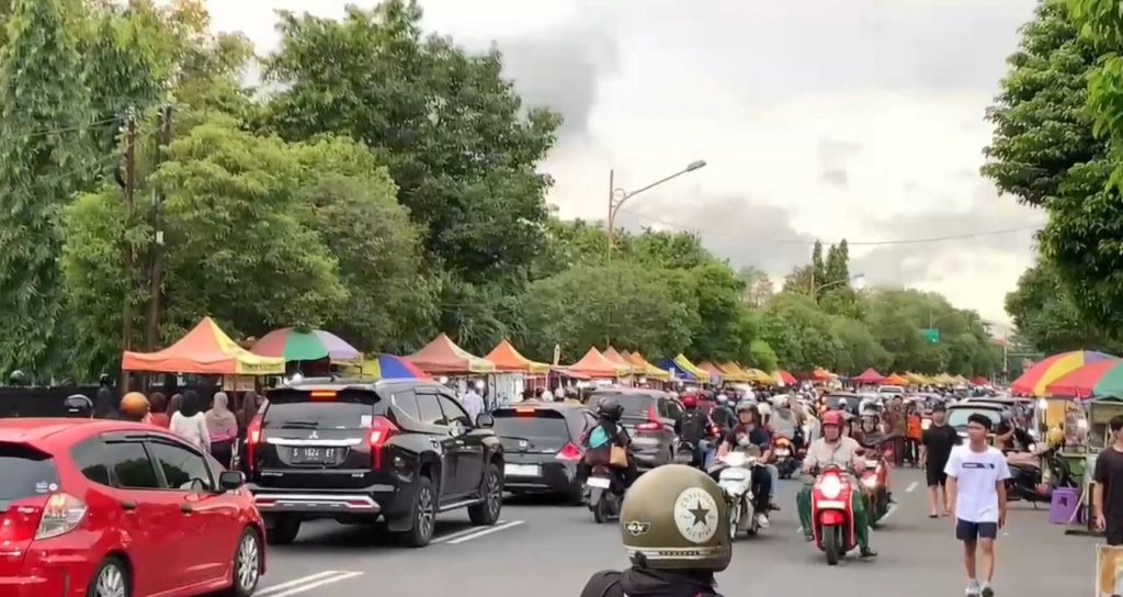 Cumi Bakar Jadi Primadona, Pasar Takjil Tuban Padat Pembeli