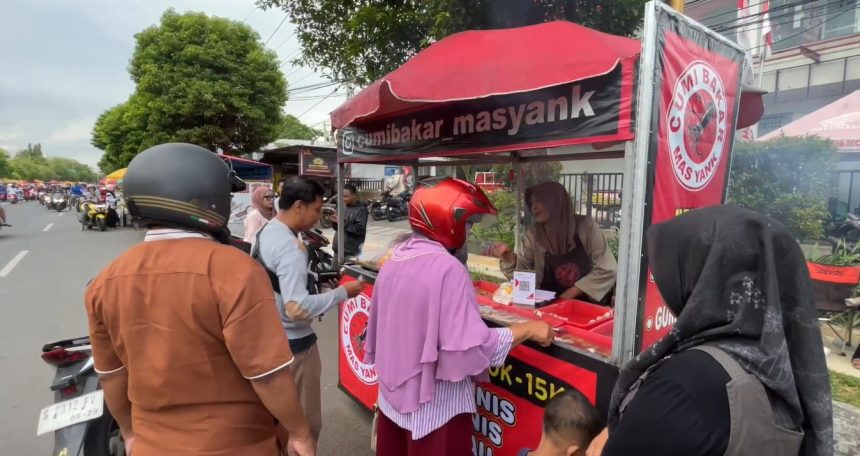 Cumi Bakar Jadi Primadona, Pasar Takjil Tuban Padat Pembeli