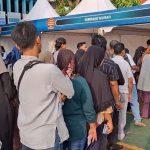 Ratusan Warga Gresik Antre Sembako Murah, Tebus Separuh Harga