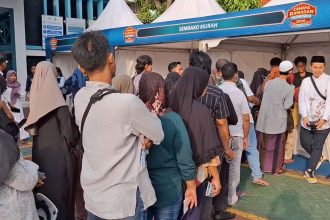Ratusan Warga Gresik Antre Sembako Murah, Tebus Separuh Harga
