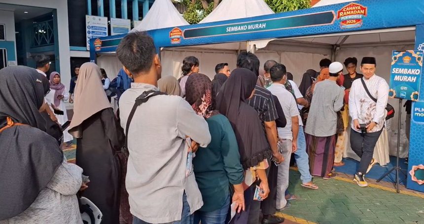 Ratusan Warga Gresik Antre Sembako Murah, Tebus Separuh Harga