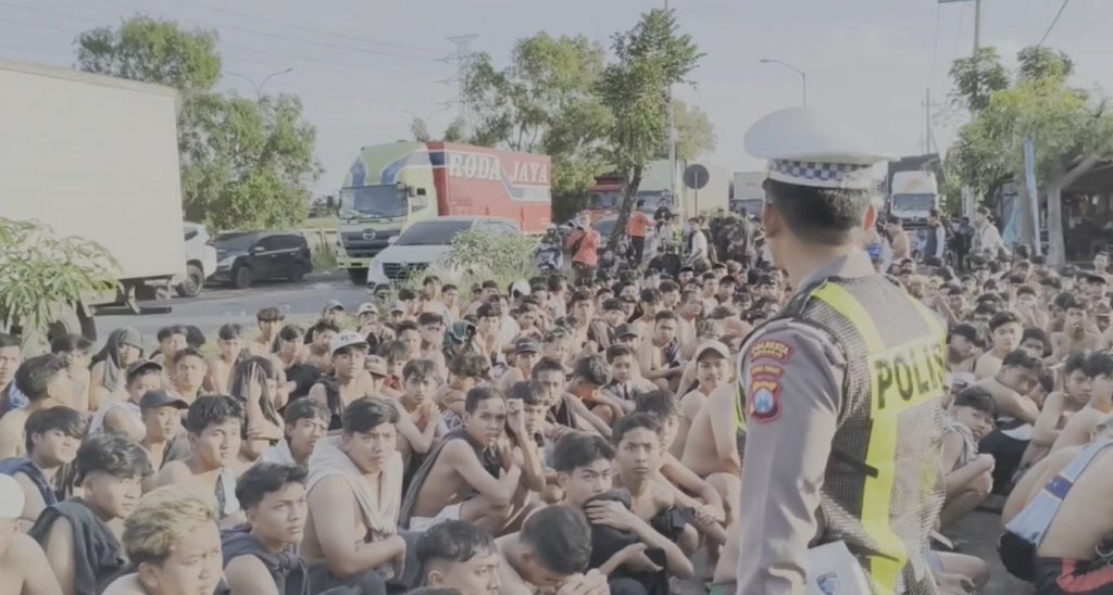 Polisi Amankan 200 Remaja dan Motor dari Balap Liar Arteri Porong