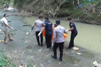 Mayat Wanita Tanpa Busana Ditemukan di Sungai Ngawi, Diduga Terseret Banjir