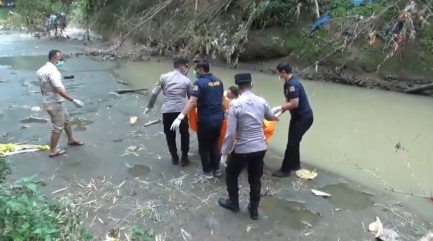 Mayat Wanita Tanpa Busana Ditemukan di Sungai Ngawi, Diduga Terseret Banjir