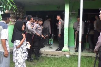 Dramatis, Polisi Evakuasi Pemuda ODGJ Bersenjata Tajam di Ngawi