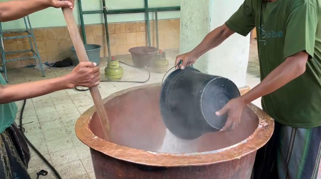 Tradisi Ramadan di Tuban, Ratusan Warga Antre Bubur Mudhor Gratis