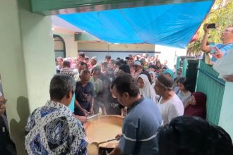Tradisi Ramadan di Tuban, Ratusan Warga Antre Bubur Mudhor Gratis