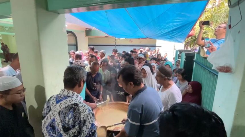 Tradisi Ramadan di Tuban, Ratusan Warga Antre Bubur Mudhor Gratis