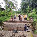 Jembatan Penghubung Dua Kecamatan di Ngawi Ambrol Diterjang Banjir, Aktivitas Warga Terganggu