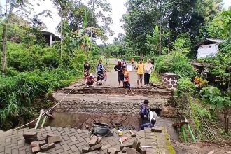 Jembatan Penghubung Dua Kecamatan di Ngawi Ambrol Diterjang Banjir, Aktivitas Warga Terganggu
