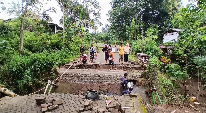 Jembatan Penghubung Dua Kecamatan di Ngawi Ambrol Diterjang Banjir, Aktivitas Warga Terganggu