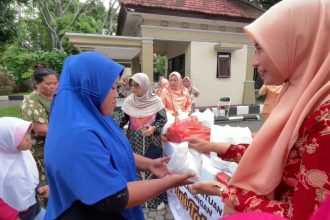 Ratusan Warga Rela Antre Takjil Gratis, 300 Paket Ludes dalam 10 Menit