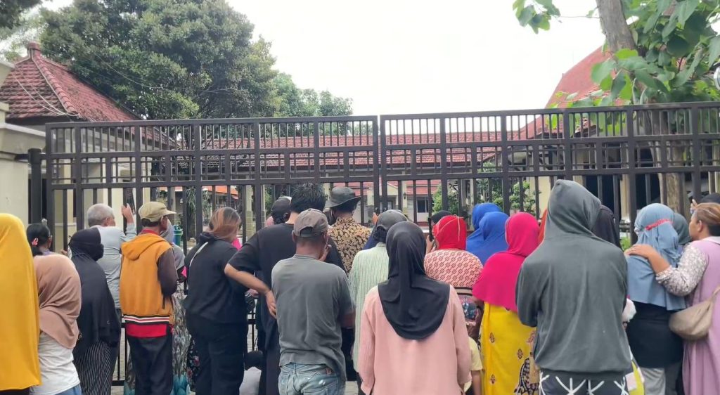 Ratusan Warga Rela Antre Takjil Gratis, 300 Paket Ludes dalam 10 Menit