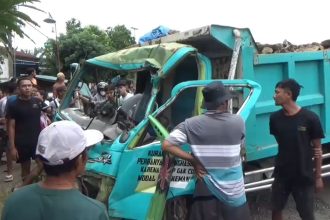 Dua Truk Bertabrakan di Jalan Raya Ngawi–Solo, Tiga Orang Terjepit