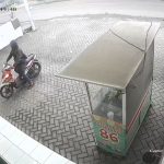 Ditinggal Buka Toko, Motor Karyawan Waralaba di Pasuruan Hilang Terekam CCTV