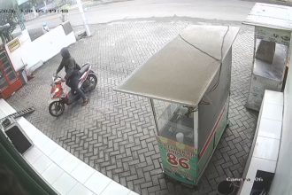 Ditinggal Buka Toko, Motor Karyawan Waralaba di Pasuruan Hilang Terekam CCTV