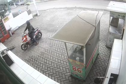 Ditinggal Buka Toko, Motor Karyawan Waralaba di Pasuruan Hilang Terekam CCTV