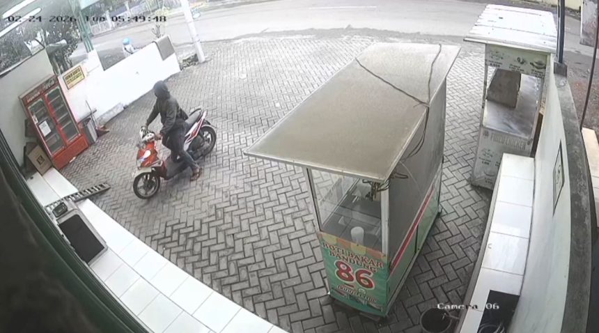Ditinggal Buka Toko, Motor Karyawan Waralaba di Pasuruan Hilang Terekam CCTV