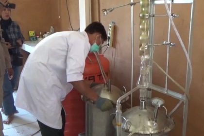 Berawal Dari Banyaknya tanaman Serai di wilayah Sekolah, siswa SMK di Bangkalan kembangkan berbagai produk pewangi dari serai berkonomis tinggi.