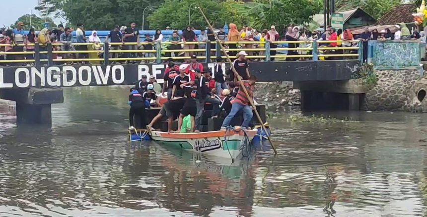 Perahu Nyadran Bawa Soundsystem Horeg Terguling