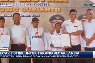 Senyum Bahagia Tukang Becak Gresik Terima Bantuan Becak Listrik dari Presiden Prabowo
