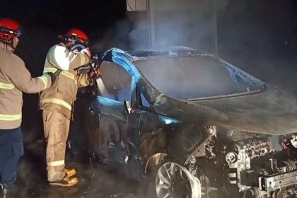 MOBIL 3 PENUMPANG TERBAKAR DI TOL MADIUN SURABAYA
