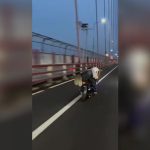 Nekat, Pengendara Motor Lakukan Freestyle di Jalur Mobil Jembatan Suramadu