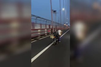 Nekat, Pengendara Motor Lakukan Freestyle di Jalur Mobil Jembatan Suramadu