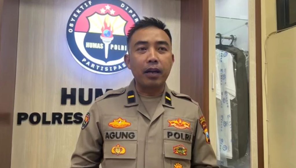 Nekat, Pengendara Motor Lakukan Freestyle di Jalur Mobil Jembatan Suramadu