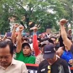 Ribuan Petani dan Buruh Rokok Lokal Madura Tuntut Aparat Hentikan Razia Semena-mena