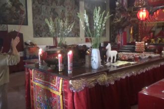 Jelang Imlek 2026, Umat Klenteng Tjoe Tik Kiong Gelar Sembahyang Sang Sin dan Pasang Ratusan Lampion