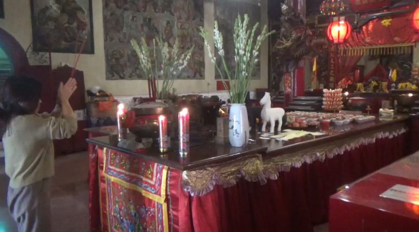 Jelang Imlek 2026, Umat Klenteng Tjoe Tik Kiong Gelar Sembahyang Sang Sin dan Pasang Ratusan Lampion