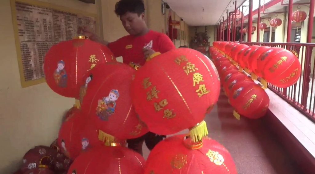 Jelang Imlek 2026, Umat Klenteng Tjoe Tik Kiong Gelar Sembahyang Sang Sin dan Pasang Ratusan Lampion