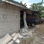 Mobil Pickup Tabrak Truk dan Warung Hingga Hancur di Ngawi, Empat Orang Luka-Luka