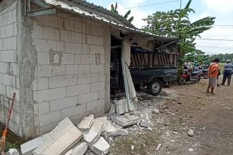 Mobil Pickup Tabrak Truk dan Warung Hingga Hancur di Ngawi, Empat Orang Luka-Luka