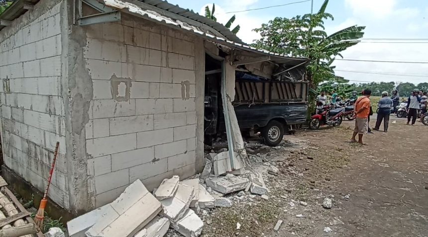 Mobil Pickup Tabrak Truk dan Warung Hingga Hancur di Ngawi, Empat Orang Luka-Luka