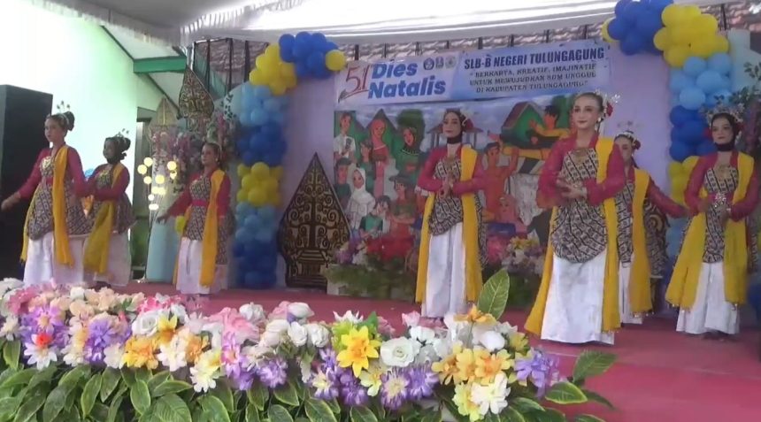 Memukau, Siswa Tunarungu SLB-B Negeri Tulungagung Pentaskan Beragam Tarian