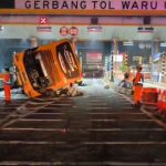 Bus Pariwisata Terguling di Tol Waru Utama, 16 Penumpang Luka-Luka