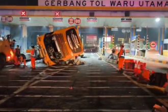 Bus Pariwisata Terguling di Tol Waru Utama, 16 Penumpang Luka-Luka